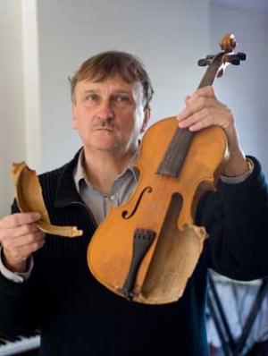 El violinista Adolf Bar-Natán, despues de interpretar una obra de Américo Pergiani