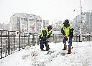 Clearing the snow on Katherine Street opposite Fairfield Halls 
