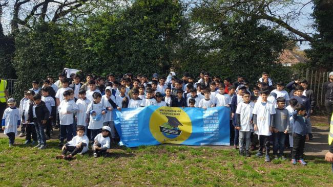 Children from Ahmadiyya Muslim association walk for charity